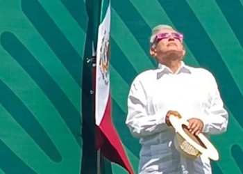 López Obrador observa eclipse total en Mazatlán