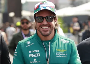 Fernando Alonso renueva su contrato con Aston Martin hasta 2026