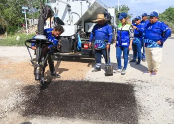 Continúa en Playa del Carmen el programa de bacheo para mejorar vialidades