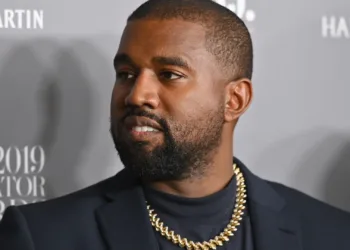 Kanye West demandado por discriminación racial, acoso y despido injustificado