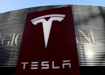 Autopilot de Tesla revela fallas en investigación de autoridades de EE.UU.