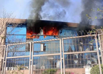 Normalistas lanzan bombas molotov al Palacio de Gobierno de Guerrero