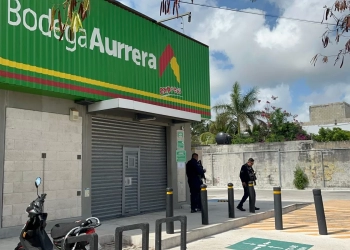 A punta de pistola asaltan Bodega Aurrerá Express