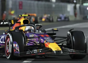 Checo Pérez sube a 4° lugar en el Gran Premio de Miami tras sanción a Carlos Sainz