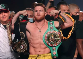 Canelo Álvarez exige 200 millones de dólares para pelear con David Benavidez