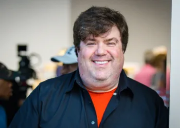 Dan Schneider presenta demanda por difamación a serie "Quiet on Set"