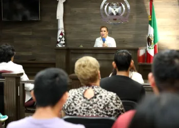 Lili Campos se compromete a apoyar el desarrollo de universitarios de Solidaridad