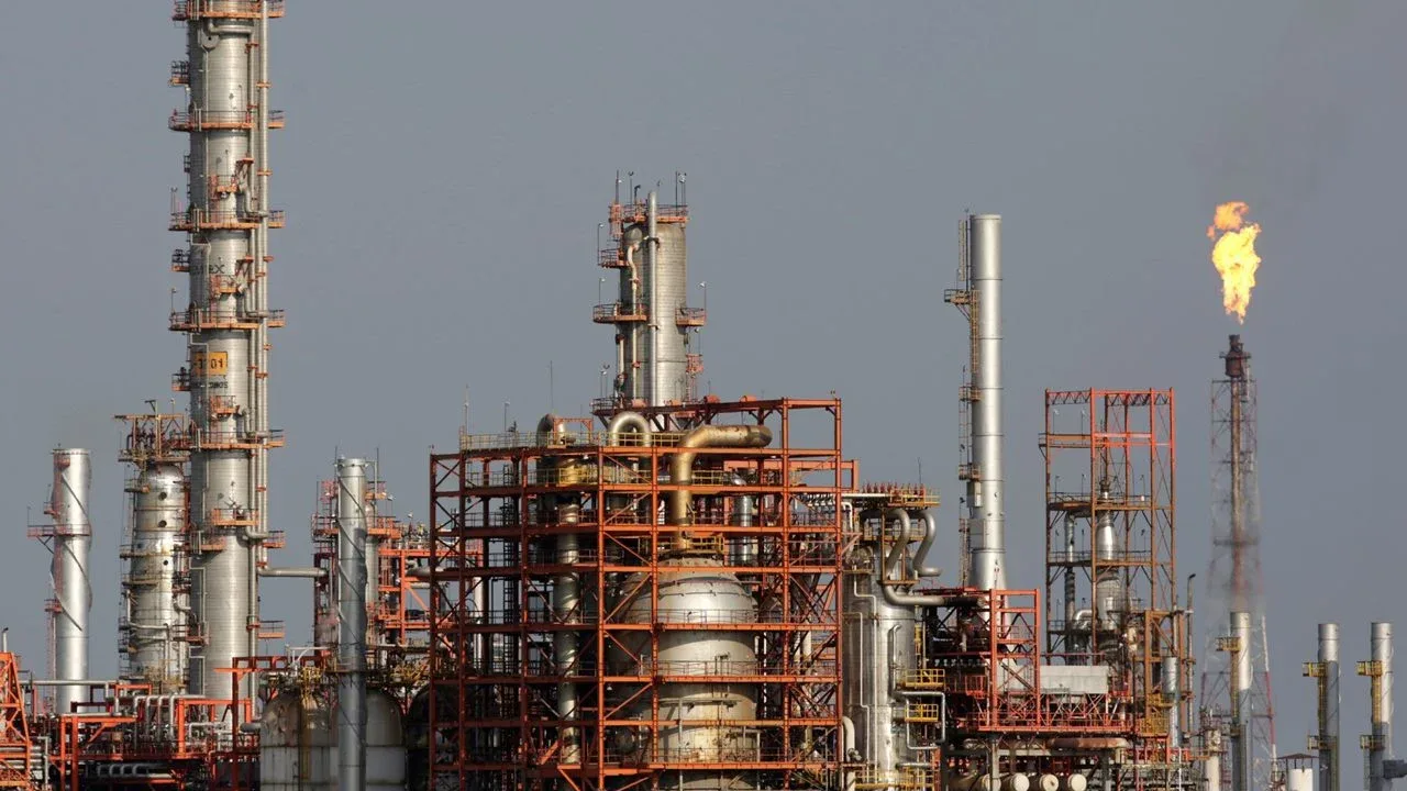 AMLO defiende a la refinería de Cadereyta ante críticas de contaminación