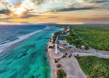 Mahahual listo para recibir a los turistas con playas libres de sargazo