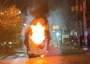 Autobús ardió en llamas en la avenida Kabah