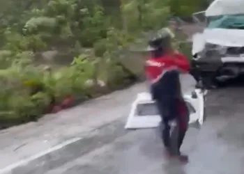 Muere chofer de turismo al impactarse contra un autobús
