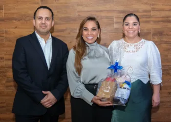 Mara Lezama recibe propuesta de proyecto para atender a personas con discapacidad
