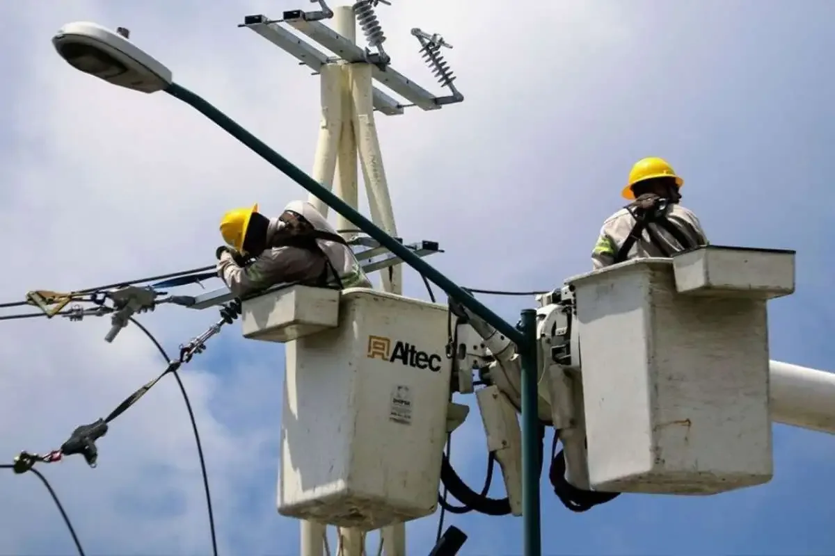 Reportan poste de luz que está a punto de caer y negligencia de la CFE