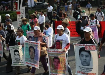 AMLO promete continuidad en el caso Ayotzinapa: No habrá carpetazo