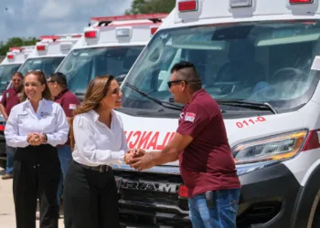 Mara Lezama recibe 31 ambulancias para fortalecer la atención médica en Quintana Roo