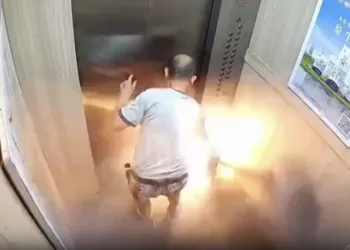 Hombre fallece en elevador por explosión de batería de litio