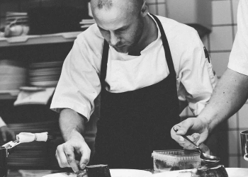 Hoteles de lujo en Cancún: explotación laboral oculta tras tarifas exorbitantes