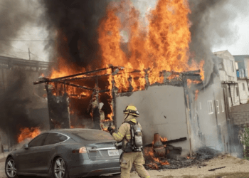 Vehículo Tesla provoca incendio en una casa, se conectó a poste con diablito