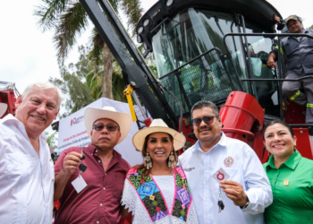 Reciben cañeros cosechadoras de última generación