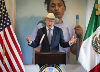 México 'acusa' a Ken Salazar de entrometerse en la Reforma Judicial