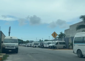 Combis de Playa del Carmen continúan cobrando $15 de forma ilegal