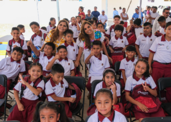Inaugura Mara Lezama nuevo ciclo escolar con entrega de uniformes, útiles y mochilas
