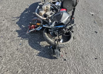 Motociclista impacta contra una camioneta en José López Portillo