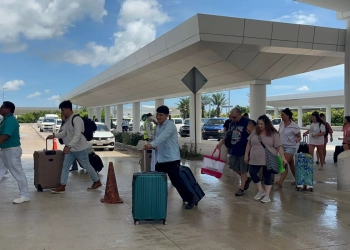 Manifestación de transportistas colapsa el aeropuerto de Cancún
