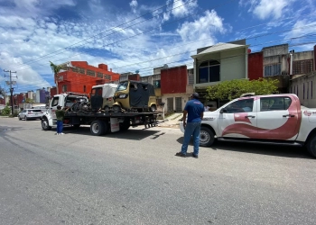Mototaxi del Sindicato Mexicano de Transportistas intenta fugarse; inspectores lo detienen a tiempo