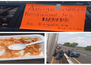 Personas llevan comida a los atascados en carretera México-Puebla