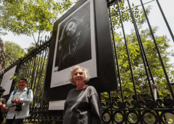 Exposición fotográfica de Elena Poniatowska en paseo de la reforma