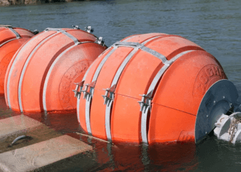 Texas continúa peleando por mantener boyas anti-migrantes en el Río Bravo