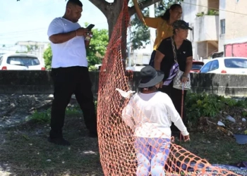 Madres buscadoras de Quintana Roo bloquean Avenida Nichupté