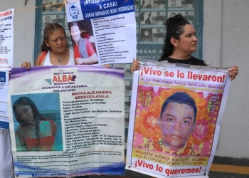 Padres de Ayotzinapa exigen justicia en Cancún a jóvenes