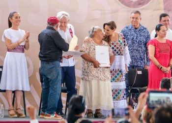 Mara Lezama da certeza jurídica a miles de familias con entrega histórica de títulos de propiedad