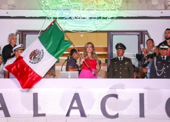 Celebración patriótica que ilumina la noche en Solidaridad