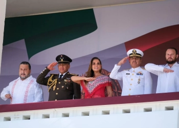 Desfile civico militar en conmemoración a la independencia