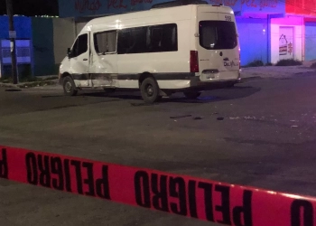 Motociclista fallece al impactar con una van en Cancún