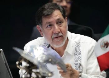 Noroña denuncia agresión física en el AICM