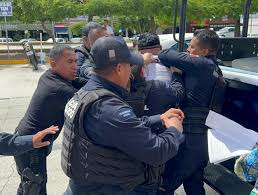 Detienen a gerente de Banorte en Cancún: fuerte movilización policial