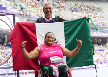 Gloria Zarza Celebra su oro paralímpico