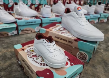 Entrega de tenis escolares a estudiantes de nivel básico en Cancún