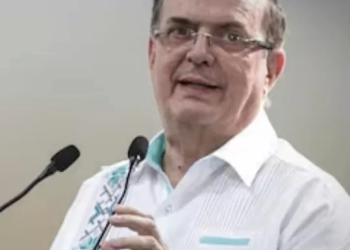 Ebrard celebra demanda contra fabricantes de armas