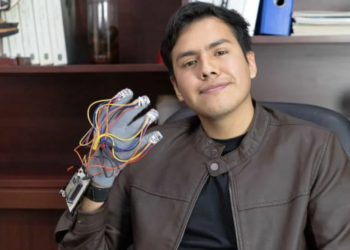Estudiante del IPN desarrolla un guante traductor para la lengua de señas mexicana
