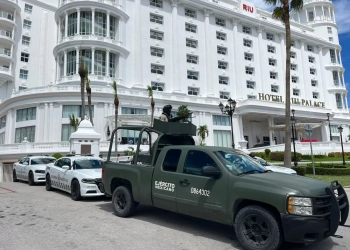 Violencia en la playa: Hombre asesinado a balazos frente a turistas en Cancún