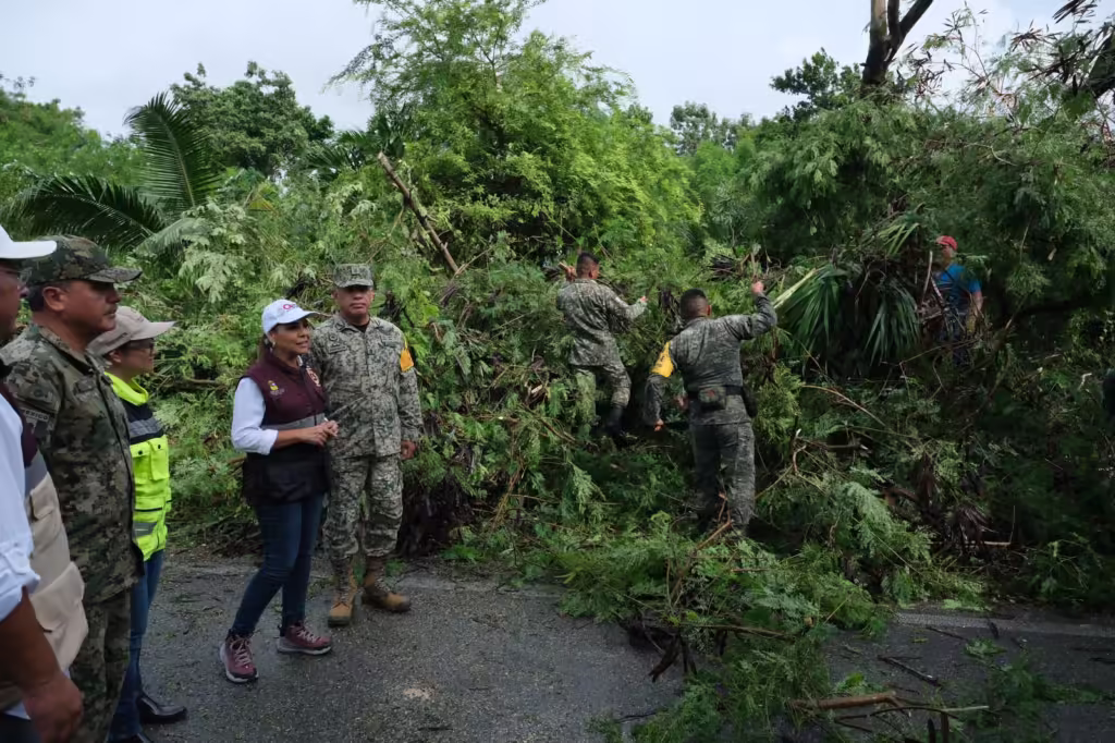 La Gobernadora en acción tras la Tormenta Tropical "Nadine"