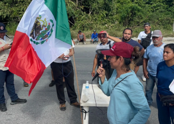 Vecinos de colonias de Cancún bloquean avenida en pro de servicios esenciales