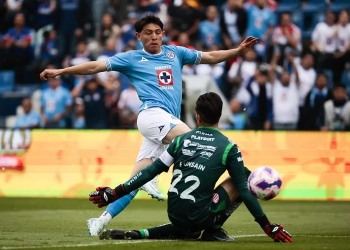 Cruz Azul golea a Necaxa y se consolida como líder del Apertura