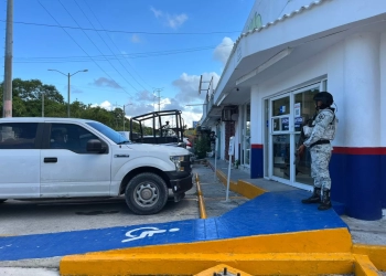 Diligenciero asaltado a mano armada en farmacia de Cancún; autoridades investigan posible auto