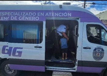Mujer intentó vender a su hijo por alcohol en Cancún; autoridades intervienen